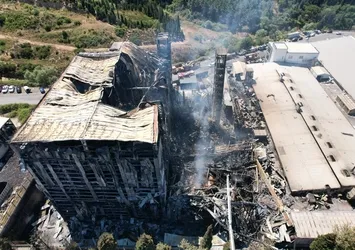 Tuzla'da yanan fabrika havadan görüntülendi