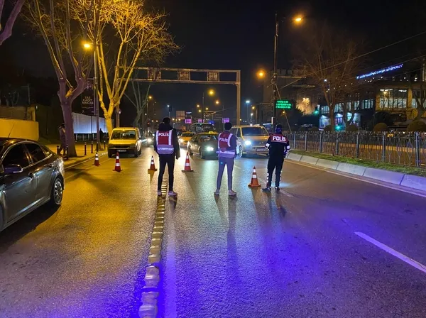 istanbul-genelinde-huzur-uygulamasi-araclar-arandi-surucu-belgeleri-kontrol-edildi-1708632779980.jpg İstanbul genelinde huzur uygulaması! Araçlar arandı, sürücü belgeleri kontrol edildi - 1