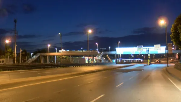 1624330952769.jpg Üst geçitte intihara kalkışan kişiyi bekçi kurtardı! O anlar kamerada - 1