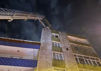 Küçükçekmece'de 7 katlı binanın çatısında korkutan yangın