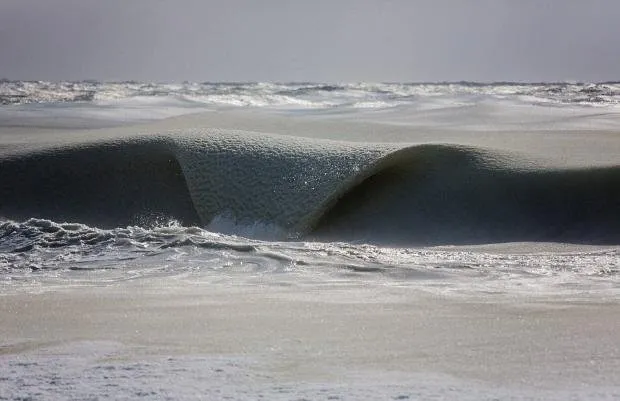 ABD’de dalgalar bile dondu