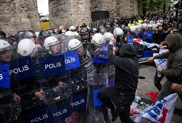 İşçi değil provokatör! 1 Mayıs gösterilerinde polise tekme atan kişi CHP’li trol ’Basel’ çıktı! | Saldırıya parti otobüsüyle mi gitti?