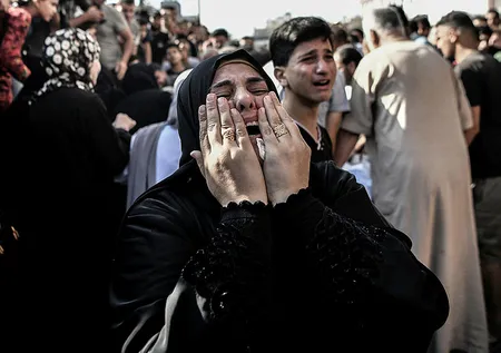 Oyuncu Deniz Uğur’dan katil İsrail’e karşı birlik çağrısı: "İyilik, kötülükle mücadele ediyor"