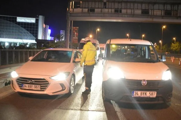 Sokağa çıkma kısıtlamasının ilk gecesinde polis ekiplerinden trafik uygulaması: Kurallara uymayanlara ceza kesildi