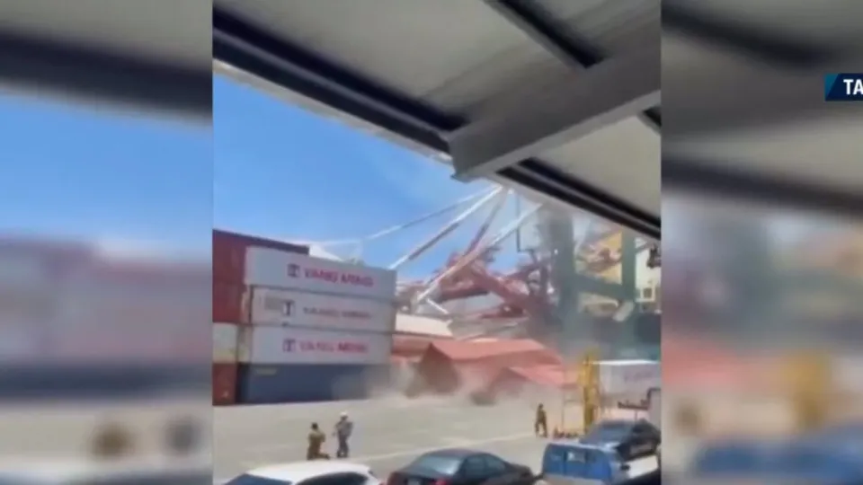 Liman savaş alanına döndü! Dev gemi vince böyle çarptı