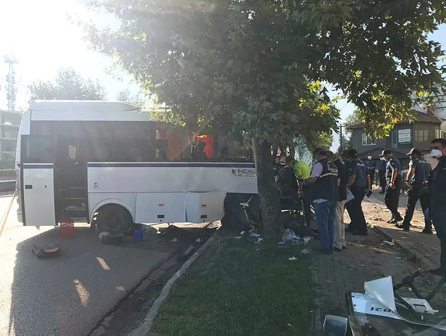 Bursa'da işçi servisi elektrik direğine çarptı: 2 ölü, 16 yaralı - 1