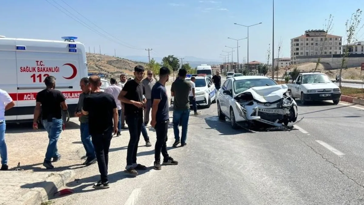 Adıyaman’da iki otomobil çarpıştı: 2 yaralı