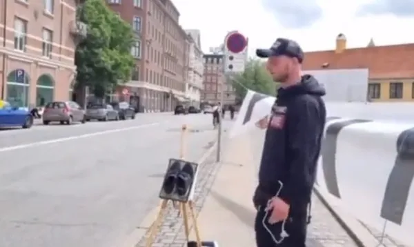 Danimarka ve İsveç’te yeniden Kur’an-ı Kerim yakıldı! Üzerine ayakkabı koydular...