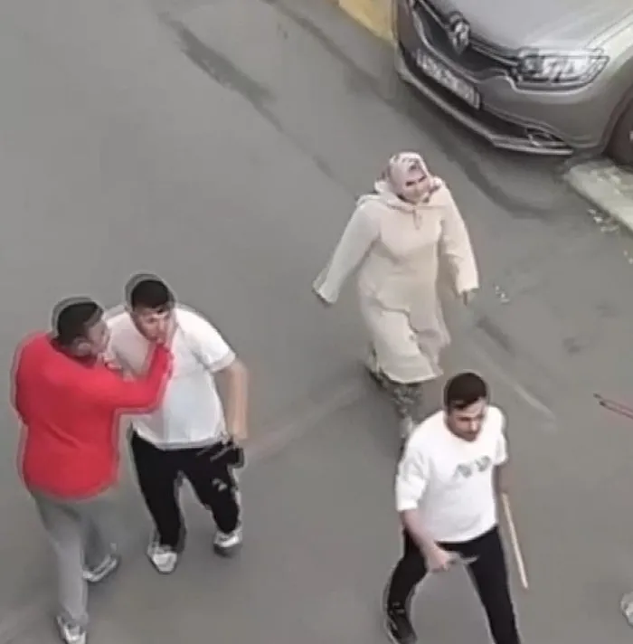 eyupsultanda-akilalmaz-olay-hatali-park-tartismasi-kavgaya-donustu-sopa-ve-bicakla-saldirdilar-1714319004414.jpeg Eyüpsultan'da akılalmaz olay! Hatalı park tartışması kavgaya dönüştü: Gözü dönmüş grup sopa ve bıçakla saldırdı - 5