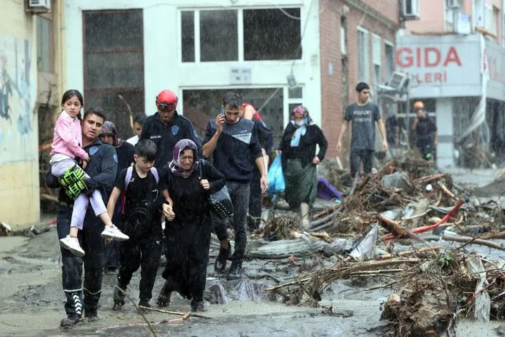 Yüzlerce vatandaşı çamur denizinden kurtardılar! Bazı kahramanlar pelerin takmaz