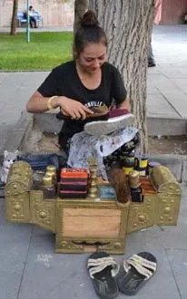 Kentin tek kadın ayakkabı boyacısı - 1