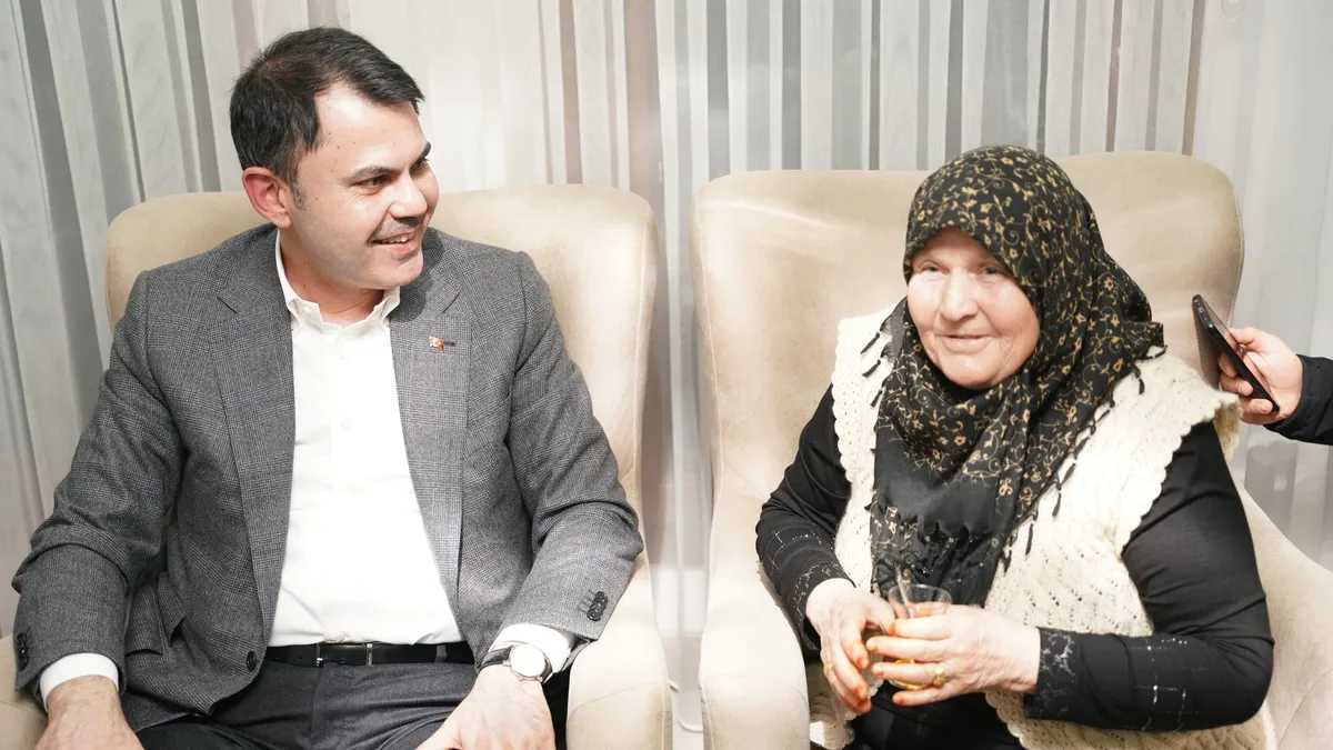 Bakan Kurum’un Nelbi Teyze'yi yüreklere dokunan ziyareti: Alnından öptüğüm çocuksun…