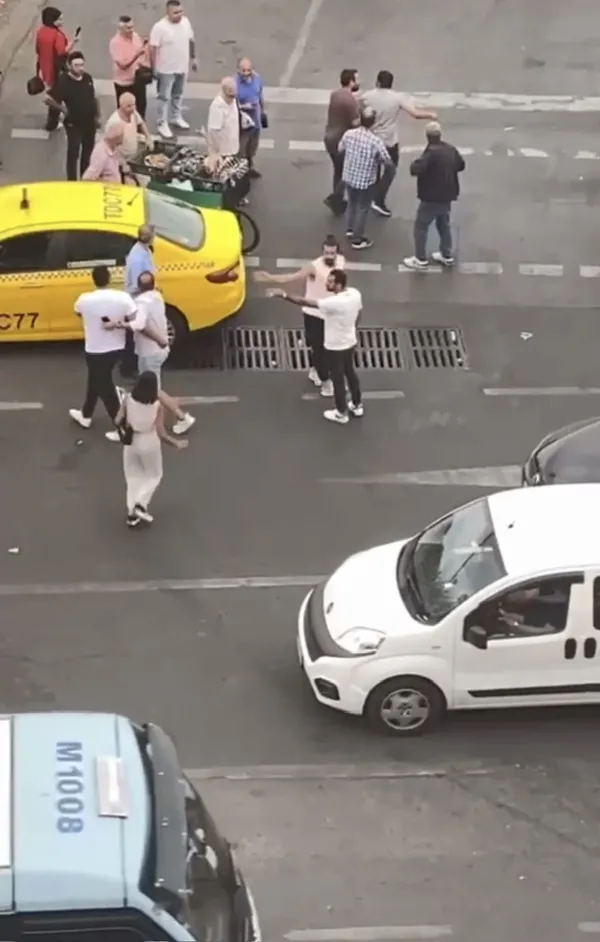 1691648641572.jpg İstanbul'da taksici krizi: Taksimetre pazarlığında kavga - 1