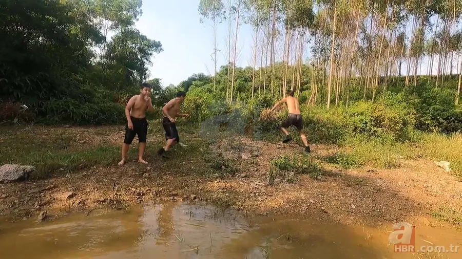 Dev anakonda yılanı nehirde yüzen gençlere saldırdı! Korku dolu anlar görüntülendi 16