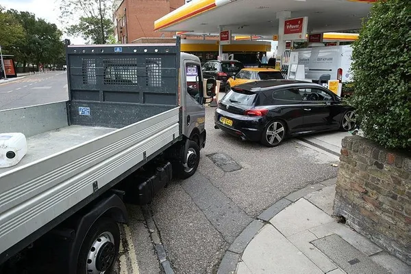 Son dakika: İngiliz hükümetinden yakıt sorunu için askeri tanker adımı