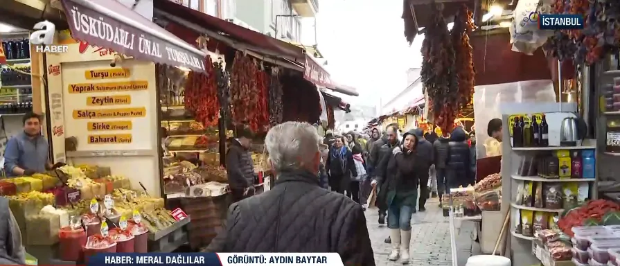 tarihi-yarimadada-bayram-bereketi-vatandaslar-eminonune-akin-etti-1773919998877.png (foto: ahaber.com.tr)