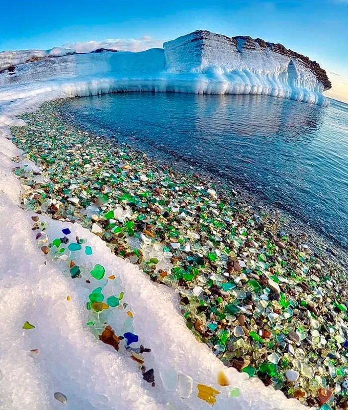 Okyanus, cam şişeleri rengarenk taşlar halinde geri verdi