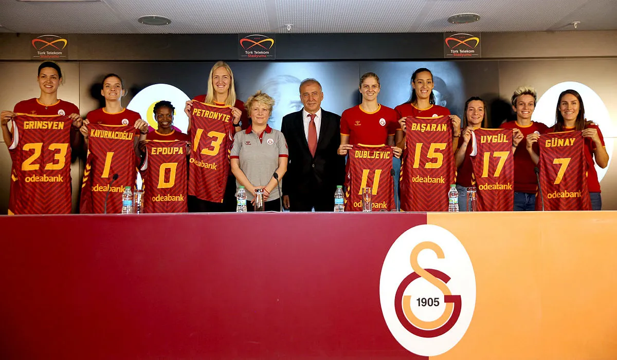 Galatasaray'da yeni transferler tanıtıldı