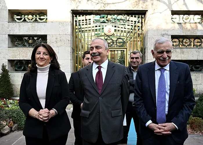 ankarada-kritik-gorusme-ak-parti-ile-dem-heyeti-bir-araya-geliyor-1736136735564.jpeg DEM Parti heyetinde yine Pervin Buldan, Sırrı Süreyya Önder ve Ahmet Türk'ün olması bekleniyor (AA)