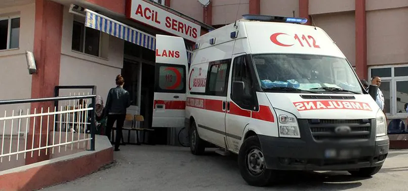 Otomobil bariyerlere çarptı: 4 yaralı