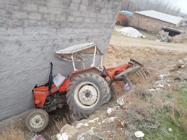 Sivas'ta feci kaza! Kontrolden çıkan traktör devrildi 2 kişi yaralandı - 1