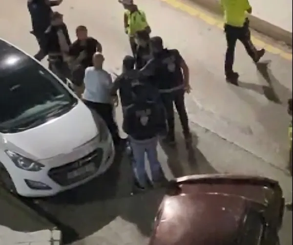 alkollu-baba-kizlarinin-yaninda-otomobilini-polislerin-uzerine-surdu-1632128498106.jpg Alkollü baba kızlarının yanında otomobilini polislerin üzerine sürdü! - 2