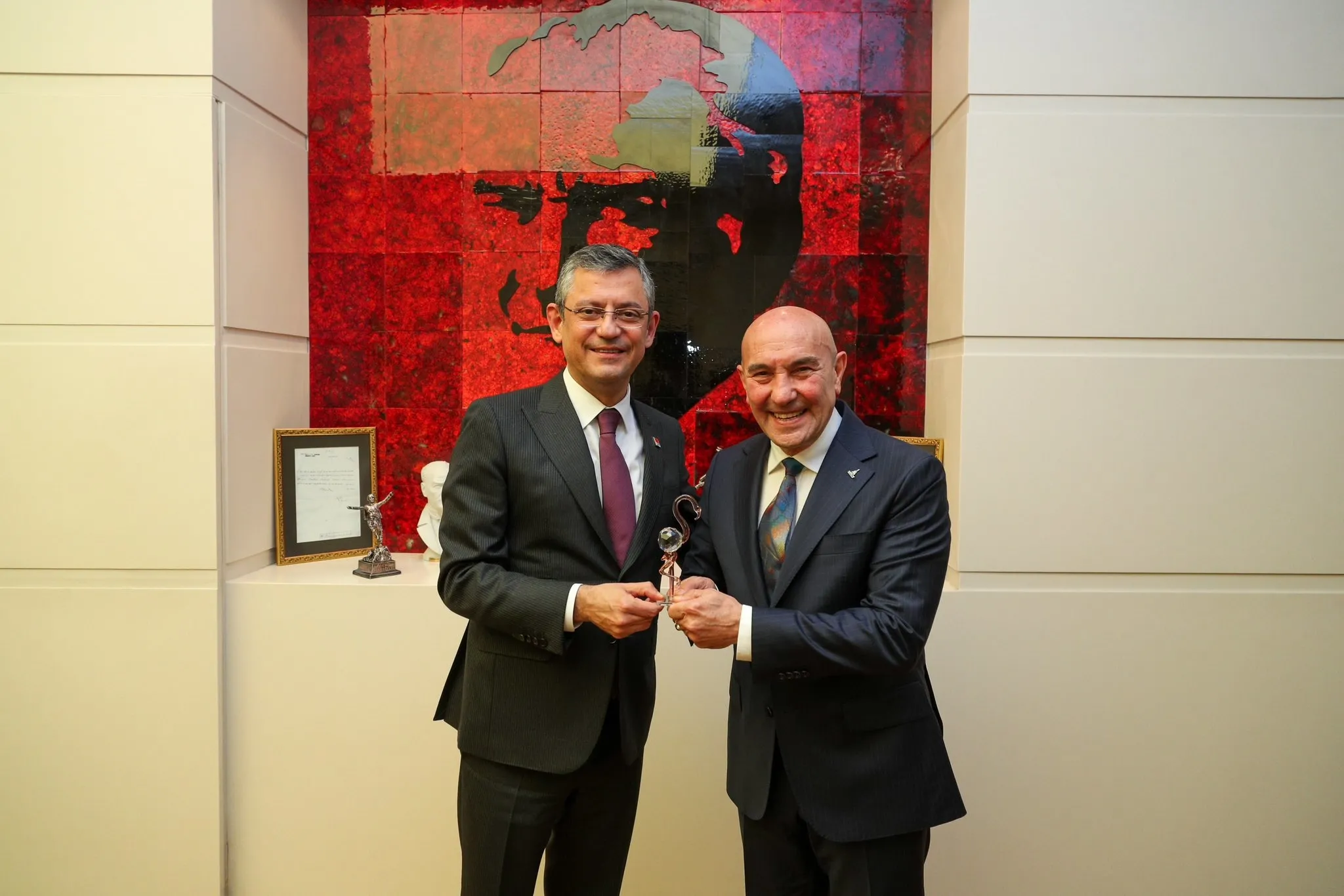 CHP'de İzmir kaosu! Her kafadan bir ses çıkıyor! Tunç Soyer'in üzerini çizdiler: İzmir'i daha ileriye götürmek istiyoruz