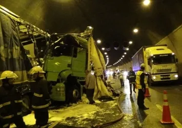 Bolu Dağı Tüneli'nde iki TIR çarpıştı