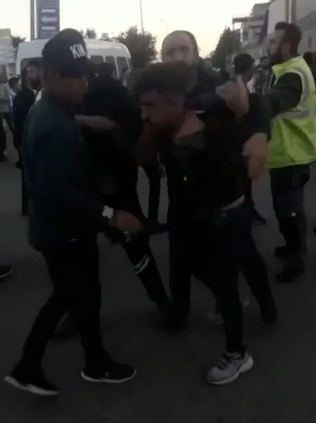 sopali-yumruklu-kavga-tuzlada-iki-grup-arasinda-cikan-kavga-sokaga-tast-1653381351285.jpg Sopalı yumruklu kavga! Tuzla’da iki grup arasında çıkan olay sokağa taştı - 3