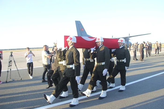 12-askerimizin-sehit-dustugu-magarada-kahramanlik-destani-852-rakimda-ne-oldu-1751960496102.jpeg Pençe-Kilit Harekatı bölgesinde metan gazından etkilenerek şehadete ulaşan kahraman askerler için tören düzenlendi. (AA)