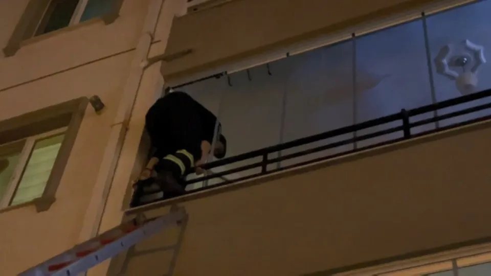 Bursa Mudanya'da yaşlı kadın mutfakta kabusu yaşadı! Balkondan girip kurtardılar | Komşular olay sonrası sarılıp gözyaşı döktü!
