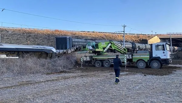 kirikkalede-yuk-treni-raydan-cikti-devrildi-istinat-duvari-kazasi-1706854163537.jpeg Kırıkkale'de yük treni raydan çıktı devrildi! İstinat duvarı kazası - 1