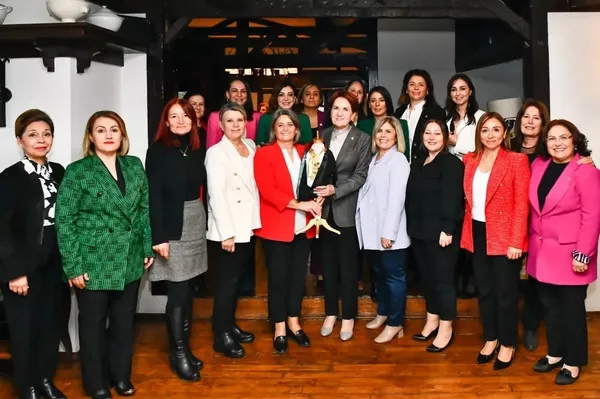 Meral Akşener'den tepki çeken görüşme: Tunceli Baro Başkanı Fatma Kalsen ile poz verdi! "Pençe Kılıç Harekatı" karşıtı bildiri yayınlayanlar arasındaydı - 4