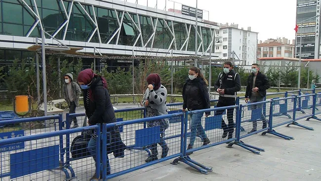 FETÖ’nün mahrem kadın yapılanmasına 7 kentte operasyon: 17 gözaltı