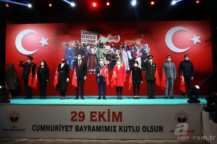 Tüm yurtta 29 Ekim Cumhuriyet Bayramı nedeniyle 19.23 İstiklal Marşı okundu