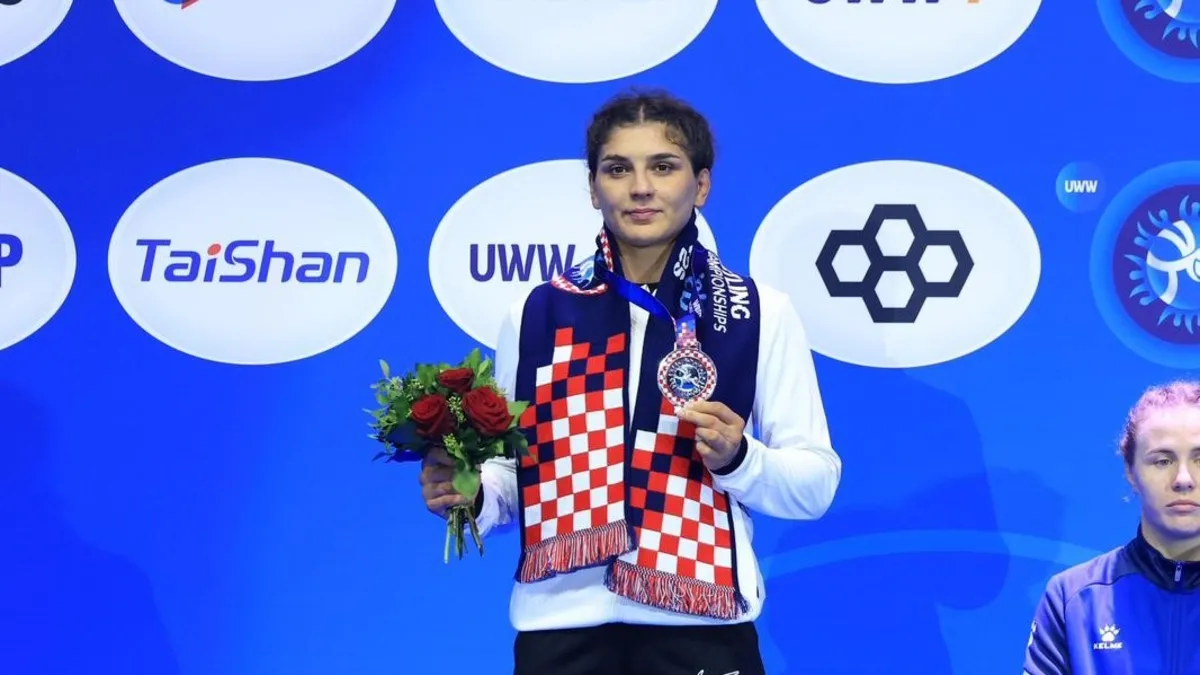 Milli Güreşçi Nesrin Baş Dünya Güreş Şampiyonası'ndan gümüş madalya ile döndü