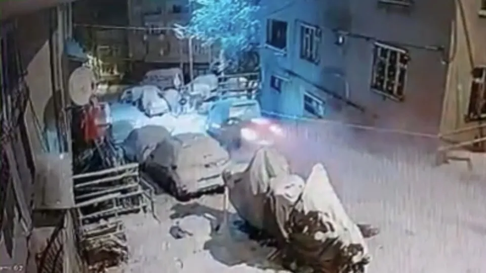Kağıthane’de dehşet anları! Ölümden dönen hamile sürücü 7 araca çarparak durabildi