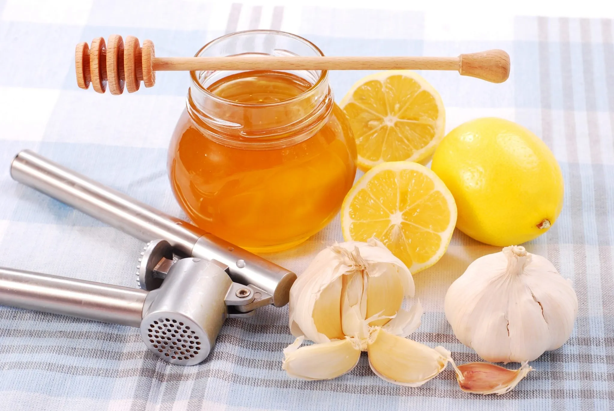 Лечение легких народными средствами в домашних условиях. Мед лимон чеснок. Мед. Чеснок с медом. Мед от простуды.