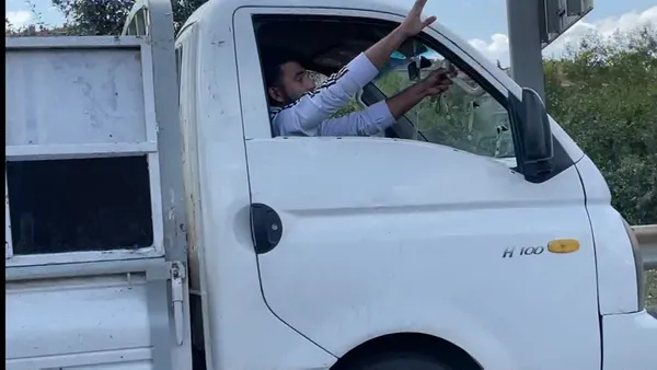 korpude-polisin-dur-ihtarina-uymayan-kamyonet-trafigi-birbirine-katti-1629107488893.jpg FSM'de polisin ‘dur’ ihtarına uymayan kamyonet TEM'i birbirine kattı! Ters yöne girdi - 1