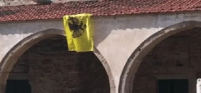 Güney Kıbrıs’ta skandal! Tuzla Camisi’nin duvarına Bizans bayrağı astılar - 1