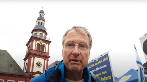 İslam düşmanı Alman politikacıya bıçaklı saldırı! Dehşete düşüren görüntüler kamerada - 3