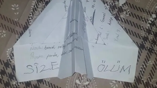 HDP binası önünde evlat nöbeti tutan aileye tehdit! Kağıt uçakla not yolladılar