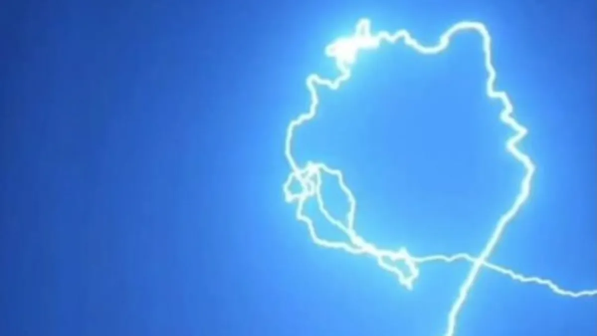 Elektrik direğine yıldırım düştü: Şimşekler gökyüzünü aydınlattı