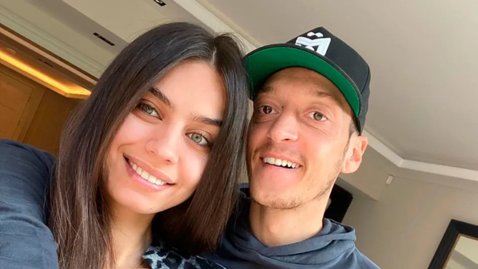 Mesut Özil'den Amine Gülşe'ye romantik kutlama