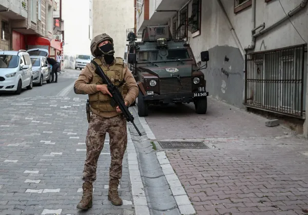 İstanbul’da uyuşturucu operasyonu! 18 adrese baskın yapıldı: Çok sayıda şüpheli gözaltında
