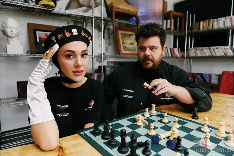 Berfu Yenenler’den şok eden itiraf! 19 yaşındayken ‘Kedicik’ olmaktan şans eseri kurtulmuş 2