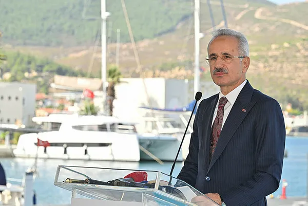 Bakan Abdulkadir Uraloğlu Yeni Foça Yat Limanı’nı hizmete açtı