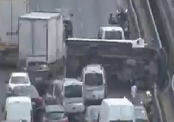 E-5'teki kaza İstanbul trafiğini kilitledi