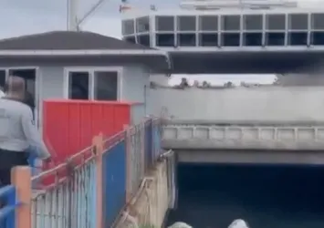 Yalova'da feribot iskeleye çarptı! Bazı yolcular yaralandı