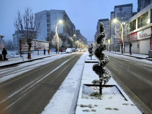 Van'da mevsimin ilk karı düştü! Beyaz şehri kapladı - 4